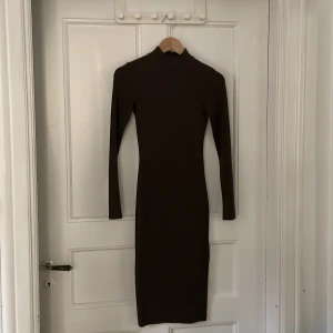 Pull & Bear långärmad klänning grön - Pull & Bear, strl. M (känns som S), mörkgrön. Tajt klänning. 