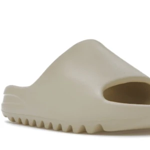 Yeezy slids  - Dom är helt ny det finns alla storlekar och olika färger 