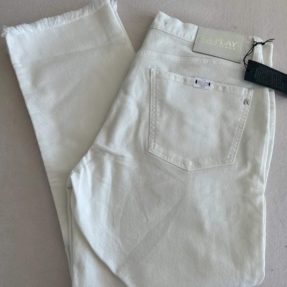Vita Reply jeans modell Maijke med slitningar och avklippta fransiga benslut. High Rise , straight crop. Helt nya med tags kvar aldrig använda pga fel storlek och jag missade att skicka tillbaka dem innan returrätten gick ut. . Jeans & Byxor.
