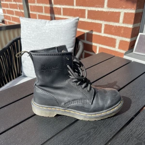Dr. Martens skor st:38 - Använt ett få tal gånger väldigt bra skick. I storlek 38. Kan mötas upp i Jönköping annars kan jag skicka på posten. Står för frakten själv. 