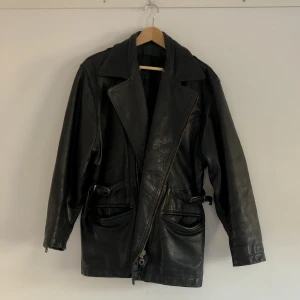 Skinnjacka  - Oversized rejäl skinnjacka, för referens på passformen har jag storlek S på bild 3. Använt skick. Rejäl och därför ganska tung. Snygga detaljer 