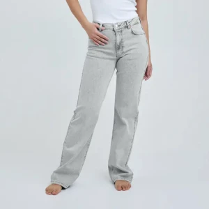 Jeans - super snygga jeans från bikbok, säljer pågrund av att dem är förstora. använda 2-3 gånger.  nypris 699kr  bara att skriva ifall ni har frågor😊