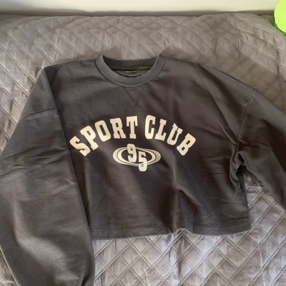 Superfin croppad sweatshirt. Inte så välanvänd. Säljes på grund av att det används inte. Står ej för postens slarv. Köpt är köpt, går ej att returnera. Pris kan diskuteras.. Hoodies.