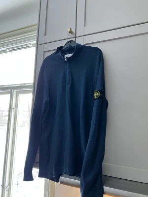 Stone island tröja - Tjena! Jag säljer nu min Stone Island tröja i mycket fint skick, som ny! Tröjan kostade 3000kr och är givetvis äkta. Storlek L
