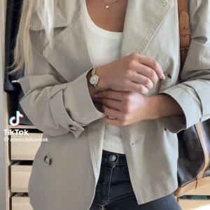 Jacka  - Säljer min nya vårjacka från Monki i storlek S. Endast testad! Säljer pga för liten storlek❤️slutsåld 