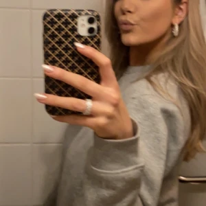 By malene birger skal - Skal för iphone 11, äkta och inga skador på skalet💓 älskar men ska byta telefon så måste🥺svart och vit men de vita går mer åt creme elr beige