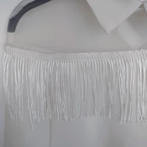 Vit blus - En vit blus med krage och  är genomskinlig vid toppen.