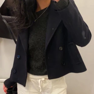 jacka från mango - kort marinblå ullkappa från mango i storlek S. bra för vår och höst. jättebra skick trots använd. passar mig som är 168-170. köpt för runt 900kr.