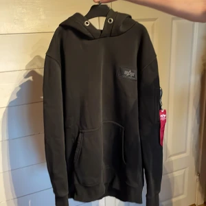 äkta alpha industries hoodie - näst intill nyskick, 9/10. Säljer då den inte kommer till användning längre. Nypris 700kr