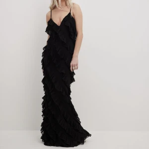 balklänning - två stycken super snygga slutsålda balklänningar ifrån nakd, säljer då ingen av dom passade. lappar och allt kvar😍 🖤38 såld 🖤40 såld