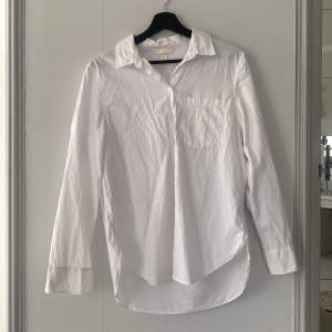 En vit skjorta som är använd ett fåtal gånger och säljs för att den inte kommer till användning. Hör gärna av er vid intresse och för fler bilder