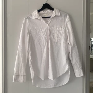 Skjorta  - En vit skjorta som är använd ett fåtal gånger och säljs för att den inte kommer till användning. Hör gärna av er vid intresse och för fler bilder