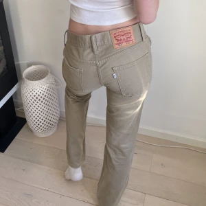 Beiga Levis jeans - Säljer mina beiga Levis jeans då de är liiite stora för mig runt höften. Storlek 30/30