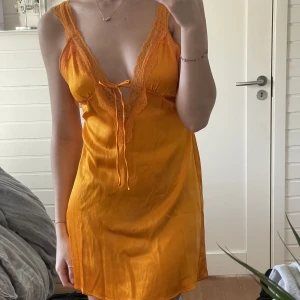 Zara klänning  - Perfekt sommarklänning från zara, aldrig använd!💗