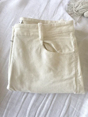 Vita manchesterbyxor från & other stories - Säljer mina fin fina vita manchesterbyxor från & other stories. De är det perfekta vårplagget som även har lite stretch. 🌺 Storlek 38, passar mig som pendlar storlekar mellan 36-40. Nypris 1019kr.