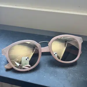 Rosa solglasögon