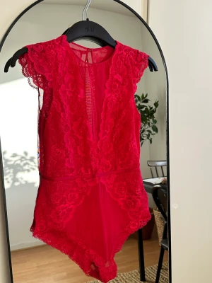 Röd spetsbody  - Snygg röd spetsbody från H&M i storlek small. Använd en gång. Som ny. 