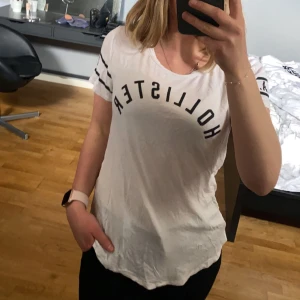 Hollister T-Shirt - Super skön T-shirt från Hollister som knappt är använd. Tunt material så passar super bra på sommaren. Lite längre där bak.