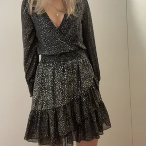 Michael kors klänning - Klänning från Michael kors med massor små strjärnor⭐️ Storlek xs men passar även mig som har s/m då den är stretchig!! Köpt för runt 2 000 kr så busa från 600! Frak till kommer me 60 kr 🚚