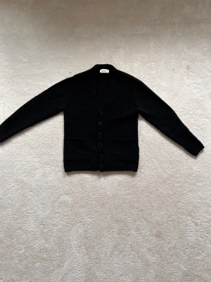 Stickad kofta med struktur från Zara origins - Stickad kofta från Zara. Materialet har struktur. Riktigt bra skick!