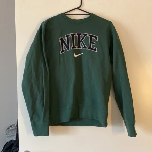 Nike sweatshirt  - En snygg Nike tröja i storlek S,säljs då den aldirg kommer till användning. Hör av dig för mer bilder💚🫶🏻
