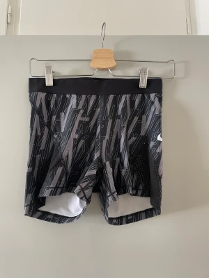 Träningsshorts  - Använd fåtal gånger-mycket bra skick