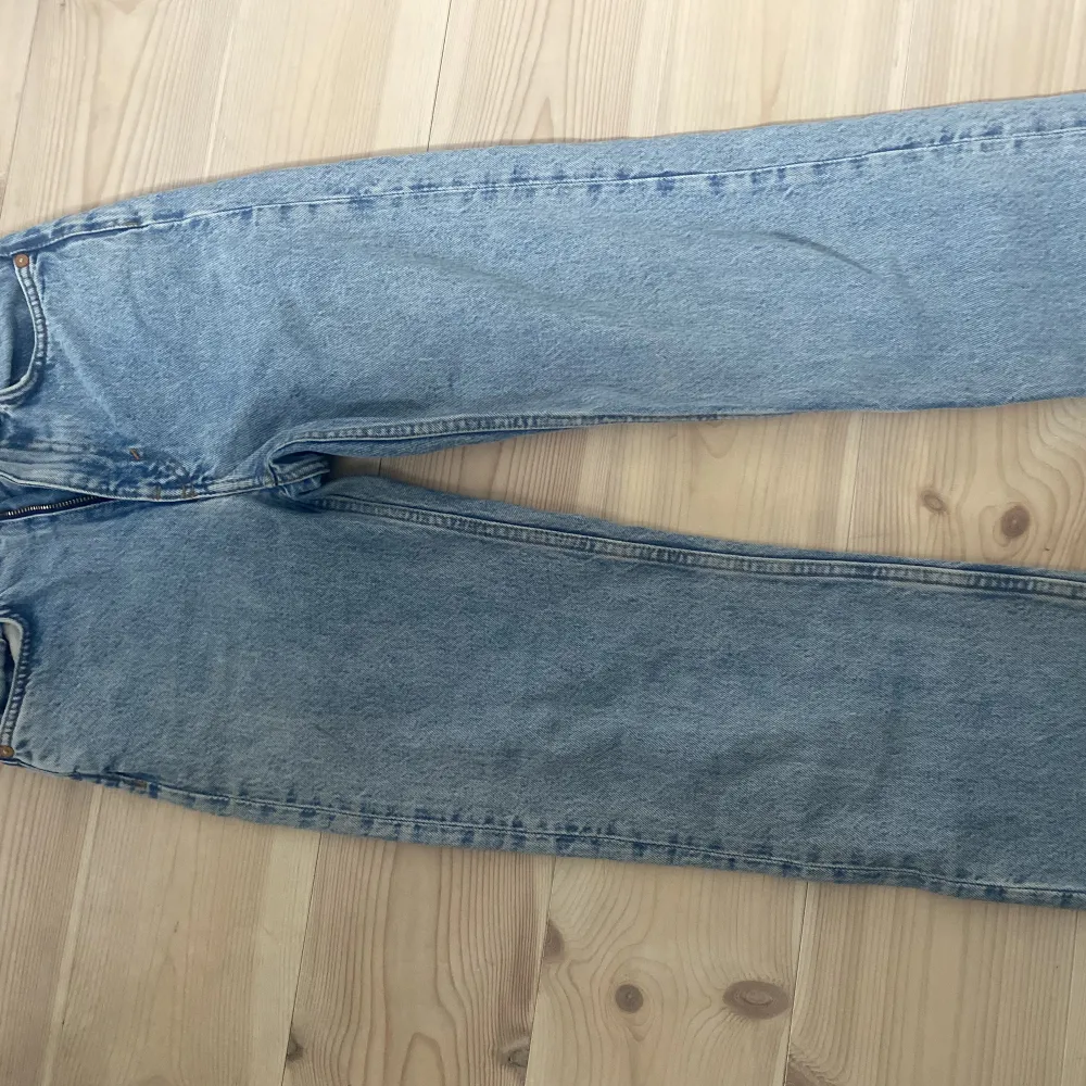 Ett par ljusblåa weekday jeans som är straight i modellen. Säljer pågrund av att dem är för små. Köpte dem för ca 700kr. Bra skick. . Jeans & Byxor.