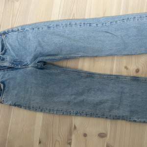 Ett par ljusblåa weekday jeans som är straight i modellen. Säljer pågrund av att dem är för små. Köpte dem för ca 700kr. Bra skick. 