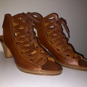 Aldrig använda - Strl 39, sandaletter, 