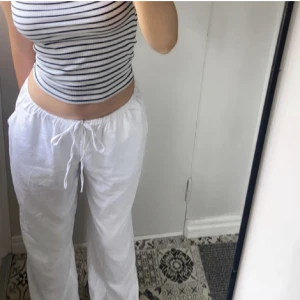 Lågmidjade linnebyxor  - Superfina lågmidjqde linnebyxor💕🙌🏻linnebyxorna är i väldigt fint skick som passar fint på mig som är 167cm🫶🏼 passar xs-s