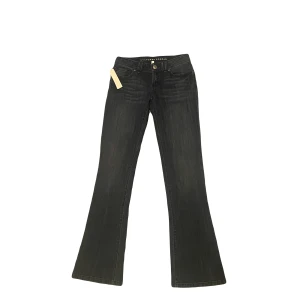 Helt nya lågmidjade bootcut jeans! - Ett par helt nya jeans från märket ”Lauren conrad” i modelled “slim boot”. De har lappen på och har aldrig varit använda. Säljer pågrund av att jag redan har så många jeans. Mått: Benmått:106 cm Innerbensmått:83 cm Midjemått:38cm x2