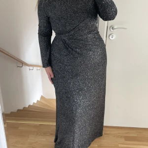 Aftonklänning  - Jätte fin glittrig aftonklänning. Köpt för 799kr. Pris kan diskuteras vid snabb affär 
