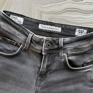 Säljer dessa jätte snygga jeans pepe jeans. De är endast använda 1 gång och är i bra skick! ❤️❤️