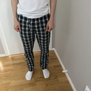 Rutiga pyjamasbyxor blå/grön/vit - Strl XS, fint begagnat skick, inköpt från H&M under fjolåret