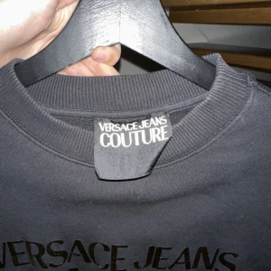 Versace Tröja - En svart versace tröja storlek M köpt från Zalando.  Den har inga defekter alls och är sparsamt använd. Nypris ligger på runt 2000 och jag tänker mig runt 1100.  Finns självklart fler bilder det är bara att skriva. 