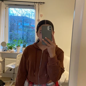Croppad zip up tröja  - Croppad zip up tröja i brun med luva🤎 Köpt på shein i storlek M🤎