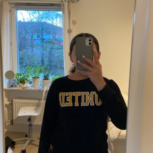 Tröja  - Jätte fin tröja i mörkblå med tryck i storlek 150❤️ Från Iconic Sport
