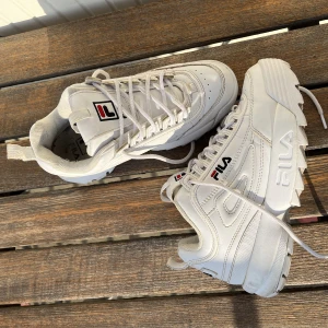 Fila disruptor storlek 38 - Äkta filaskor, de är sparsamt använda en säsong tills jag tvingades inse att de är för små för mig. Älskar modellen, de passar verkligen till allt! Frakt ingår EJ i priset.