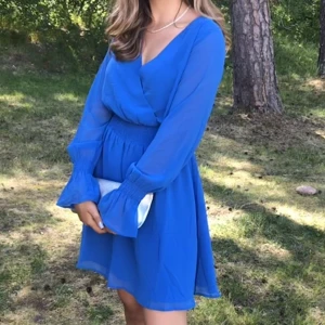 Blå klänning - Superfin blå känning ifrån NaKd!! 💙💙 Säljes endast pga den kommer inte till användning!! Storlek 36💙💙 Pris går att diskutera vid snabb affär