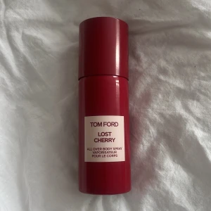 Tom Ford Lost Cherry - Tom Ford Lost Cherry, all over body spray. 150ml och endast testad! Nypris 910kr 🥰