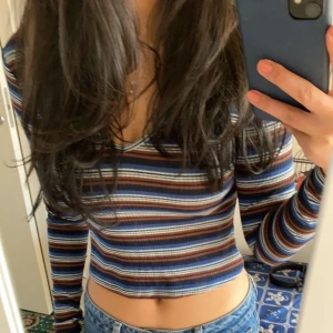 Ribbad randig tröja - Säljer denna superfina randiga v-ringade tröjan. Säljs pga ingen användning och använd endast 1 gång. Sömmen på högra ärmens slutänden har gått upp men inget märkvärdigt alls och går att fixa! 🫶🏼🫶🏼