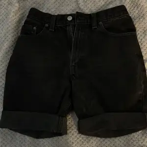 Fina svarta shorts som är fina till sommaren. För små för mig