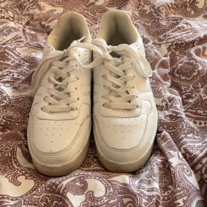 Skor - Helt nya skor som blivit använda endast en gång på skolavslutningen! Sitter skönt och är inte speciellt hårda! Otvättade på bilden men tvättas såklart innan dom skickas! Köparen står för frakt 💗