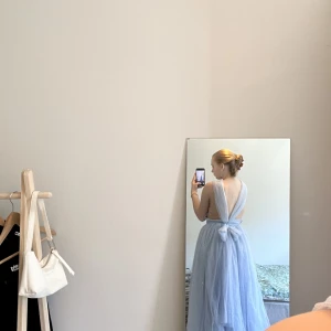 Balklänning  - Säljer denna vackra balklänning då den är alldeles för lång för mig. Köpte den på plick (var endast testad av tidigare ägare) och endats testad av mig också. Storlek 36. Jag är 160cm. Skriv för fler bilder.  Frakt ingår ej. 