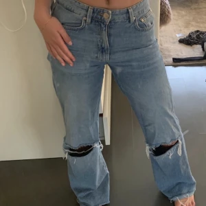 Jeans  - Jeans från stradivarius. Långa med slitningar. Frakt tillkommer 