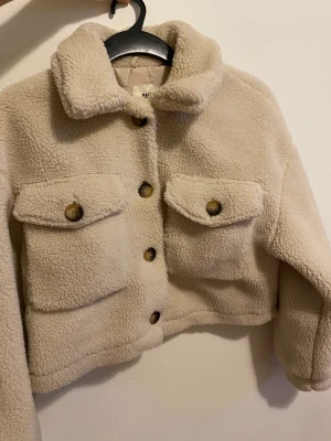 Vårjacka  - Trendig teddyjacka från pull&bear i super skick. storlek M då den ska sitta oversized. 