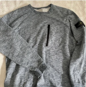 Jättemysig stone island tröja.  - Säljer denna supersköna tröja från stone island som kan passa till både tjejer och killar. Nypris var ca 2000. Den är i väldigt bra skick. Den är i storlek XL för herrar men passar bra om man har L eller M också. 