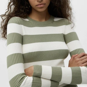 Basic stickad tröja - Köpt från pull & bear. Säljer pga för liten. Annars en tröja med väldigt mjukt och fint material. Nyskick. 