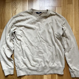Sweatshirt - Sweatshirt från WACAY, nypris 1000kr, mitt pris 300kr. Använd 2 gånger!