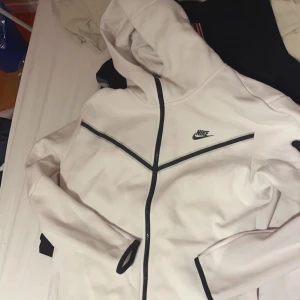 Nike tech fleece st XL - Helt ny. Aldrig använd. Köpt från JD sports. Priset är inte i sten 